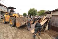 Comea mutiro de limpeza nos locais afetados pelas inundaes em Itaja