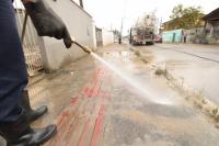 Comea mutiro de limpeza nos locais afetados pelas inundaes em Itaja
