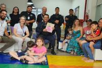 Bombeiros e agentes da Guarda Municipal participam do projeto de leitura da biblioteca