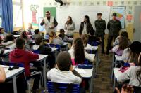 Combate  dengue: Agentes e militares conversam com estudantes