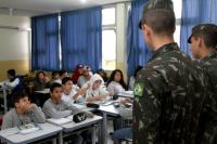 Combate  dengue: Agentes e militares conversam com estudantes