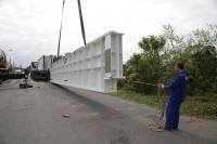Ponte Tancredo Neves comea a receber vigas metlicas 