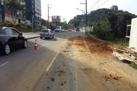 Obras de conteno deixam rodovia Osvaldo Reis em meia pista