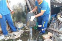 Sala de Situao realiza limpeza em residncia com focos do Aedes Aegypti
