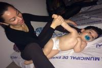 Pais aprendem tcnica de massagem para bebs