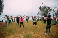 Projeto rene amantes de Yoga no Parque do Atalaia