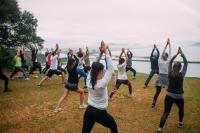 Projeto rene amantes de Yoga no Parque do Atalaia