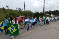 Escolas promovem desfiles cvicos pelas ruas dos bairros de Itaja