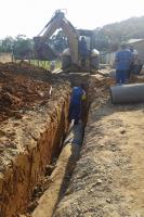 Secretaria de Obras instala rede de esgoto no bairro Canhanduba