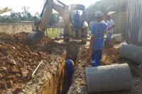 Secretaria de Obras instala rede de esgoto no bairro Canhanduba