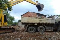 Secretaria de Obras recolhe entulho de casas desapropriadas