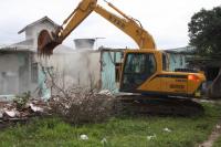 Obra da Via Expressa Porturia  retomada com demolio de casa no Cordeiros