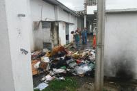 Municpio realiza limpeza emergencial em imvel com gua parada