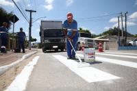 Codetran realiza a pintura de sinalizaes na Avenida Itaipava