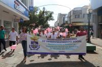 Caminhada pelo Dia Internacional da Mulher rene cerca de 100 pessoas