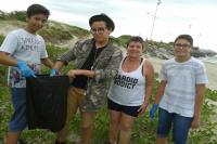 Alunos recolhem lixo na Praia da Atalaia
