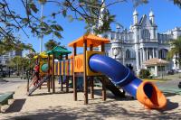 Praa da Igreja Matriz  contemplada com novos equipamentos de parque infantil