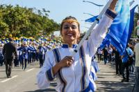 Mais de quatro mil pessoas desfilam na avenida Beira-Rio