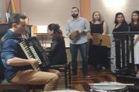 Alunos e professores da rede municipal de ensino participam de oficinas de musicalizao
