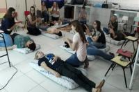 Profissionais de Centro de Educao Infantil aprendem tcnica de massagem para bebs