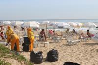 Mais de 40 toneladas de lixo so recolhidas das praias de Itajaí no primeiro dia de 2019