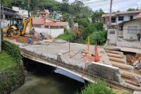 Ruas no bairro Fazenda so interditadas para elevao de ponte
