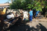 Seis caminhes de entulhos so retirados de terreno no bairro So Vicente