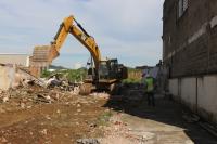 Imvel  demolido para nova ligao do bairro Cordeiros com a BR-101 