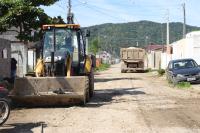 Obras de drenagem e pavimentao so realizadas no Santa Regina