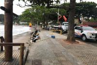 Defesa Civil e Obras monitoram prejuzos da ressaca na Praia de Cabeudas