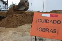 Trnsito fica em meia pista na Barra do Rio para execuo de obras de mobilidade