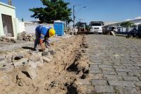 Obras de implantao de esgoto avanam no bairro Cordeiros